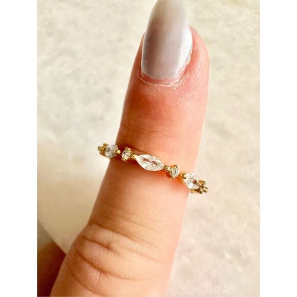 Cubic zirconia gold color ring size 8 - Picture 2 of 2